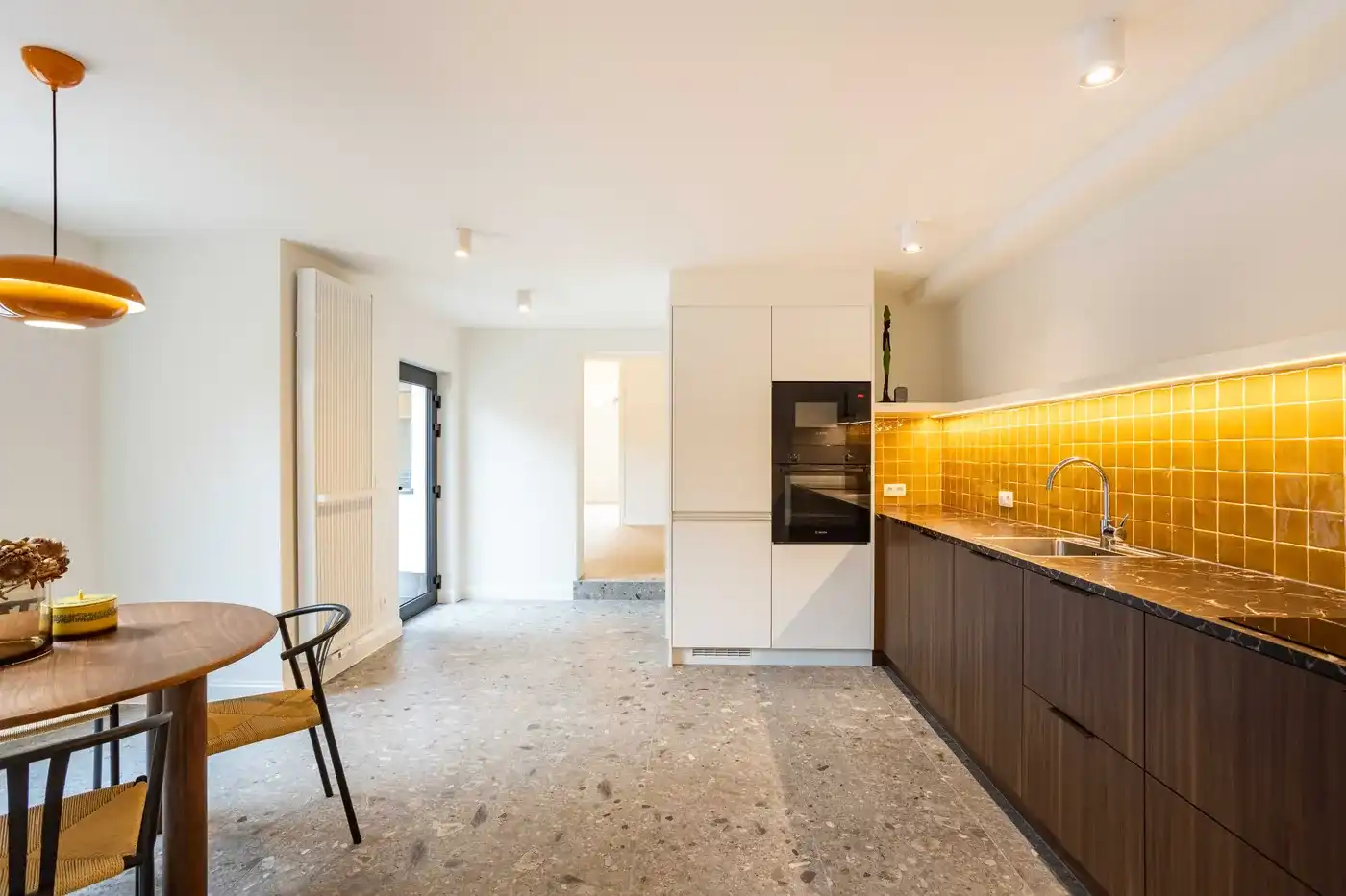 Ruime gerenoveerde woning met 4 slaapkamers, tuin en garage foto 9