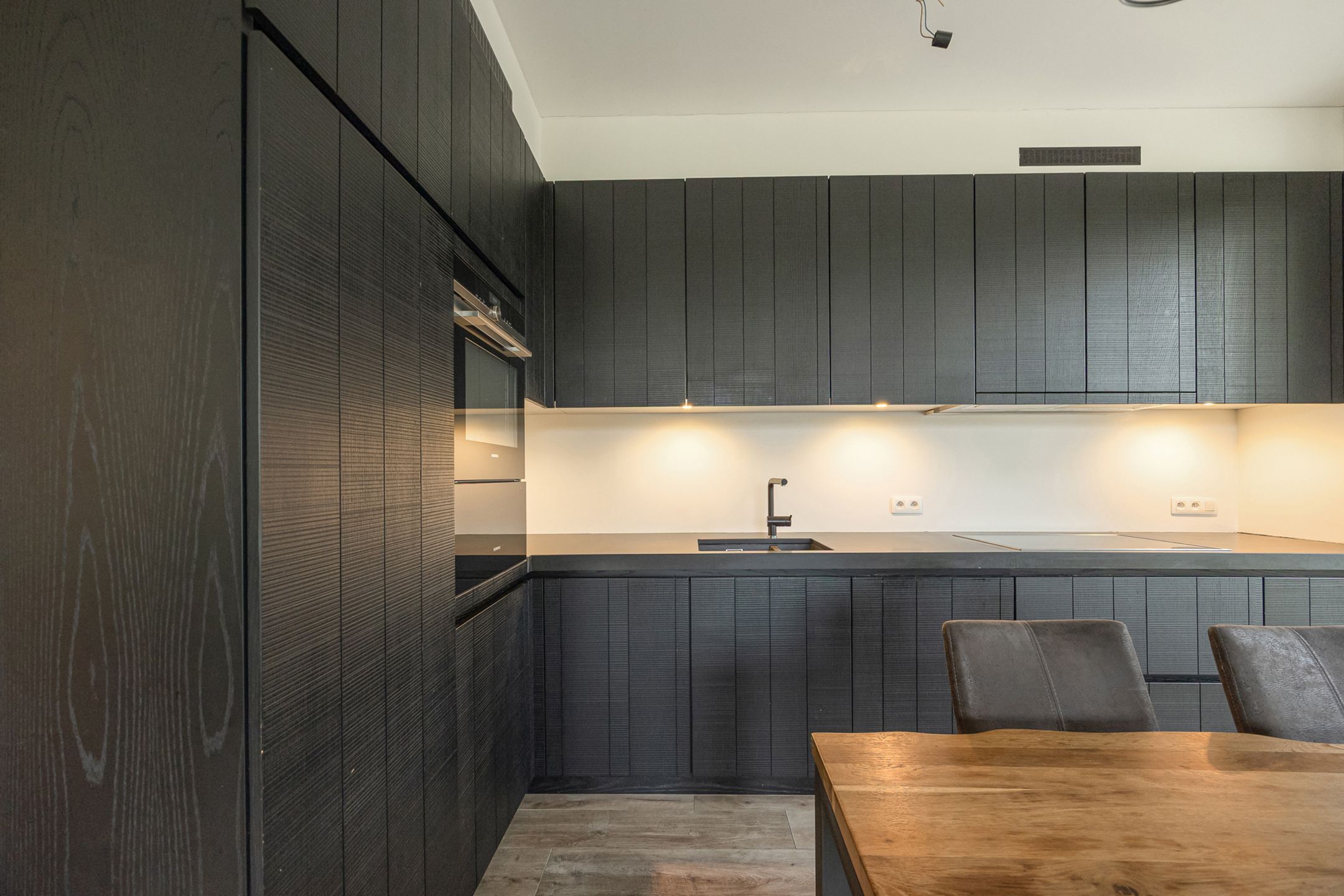 App met groot terras, kelderberging en autostaanplaats foto 5