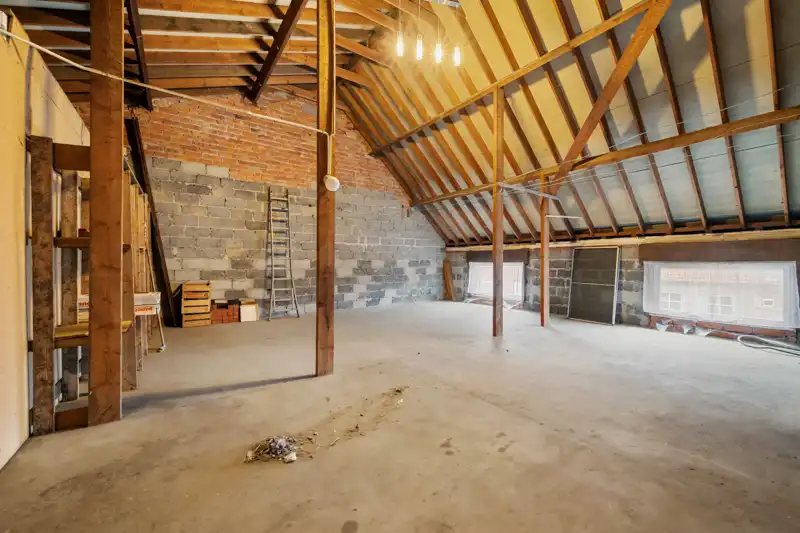 Westrozebeke-centrum. Te renoveren half open bebouwing, uitzonderlijke grote woning met veel bergruimte en garage. Potentieel als woonruimte 165-225m2. Tuin en tuinhuis. foto 13