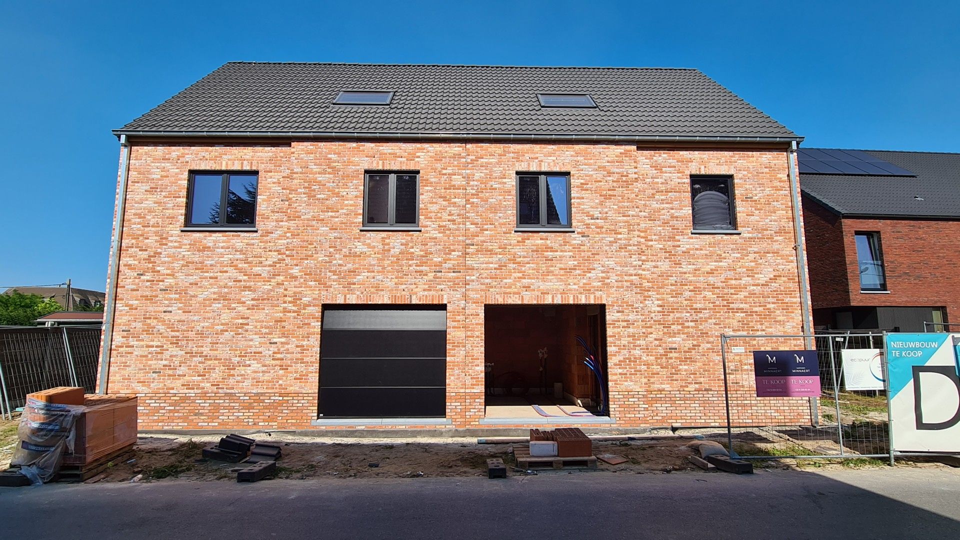 Energiezuinige, knappe nieuwbouwwoning in een rustige en aangename buurt foto {{pictureIndex}}