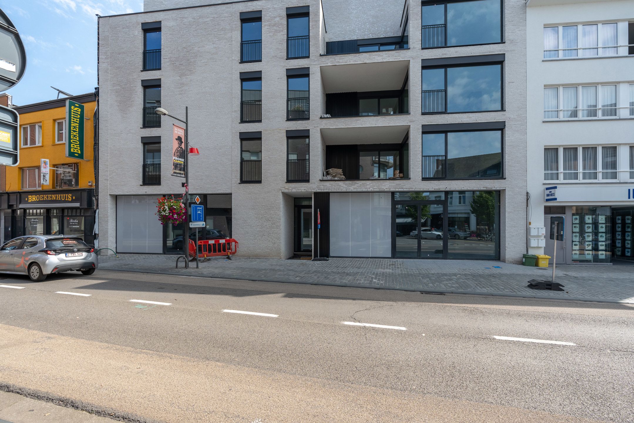 Knap casco handelspand van 155,5 m² in Residentie "De Voogdij" in het centrum van Mol.  foto 7