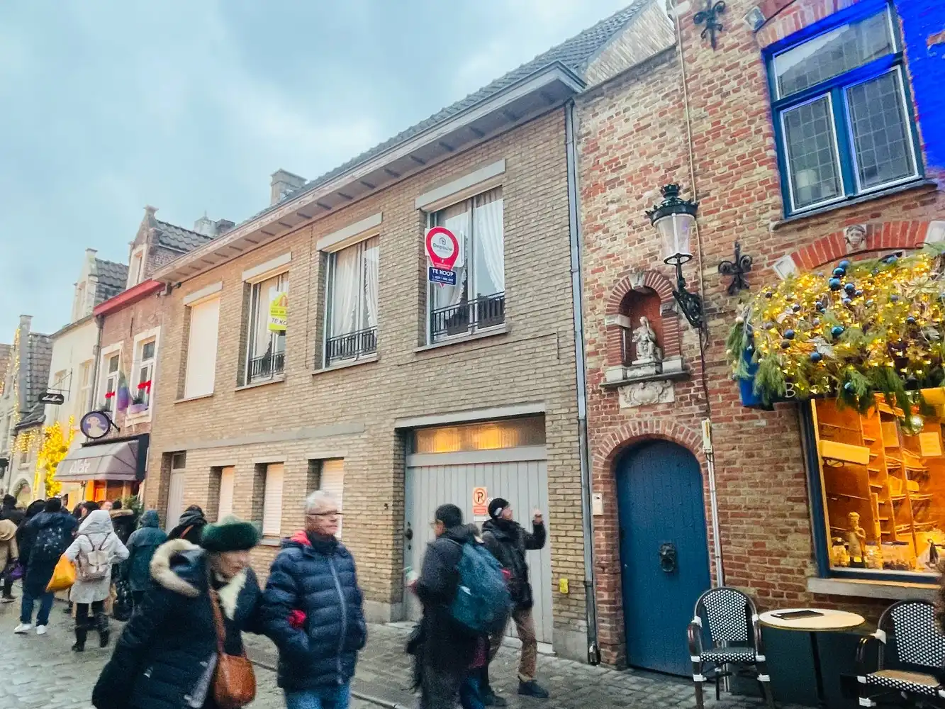 Hartje Brugge &nbsp;TOP &nbsp;TOERISTISCHE LIGGING , in de GOUDEN DRIEHOEK, Uitzonderlijk HANDELSPAND ( gevelbreedte 11 meter) &nbsp; &nbsp; &nbsp; &nbsp; &nbsp; &nbsp; &nbsp; &nbsp; &nbsp; &nbsp; &nbsp; &nbsp;&nbsp; LICHTRIJKE WINKELRUIMTE ,uitgevend op &nbsp;Exclusieve STADSPATIO met overdekte rondgang van 105m²+ GARAGE van 30 m² UNIEK&nbsp; IN BRUGGE op dergelijke ligging ! ERBOVEN lichtrijk ruim APPARTEMENT met zonneterras, foto {{pictureIndex}}