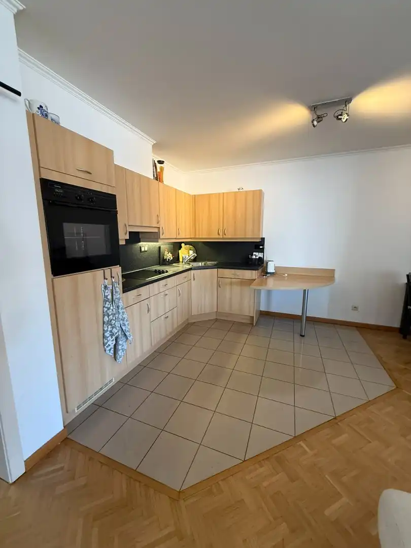 Instapklaar 1-slaapkamerappartement met terras en garagebox in hartje Lommel. foto 9