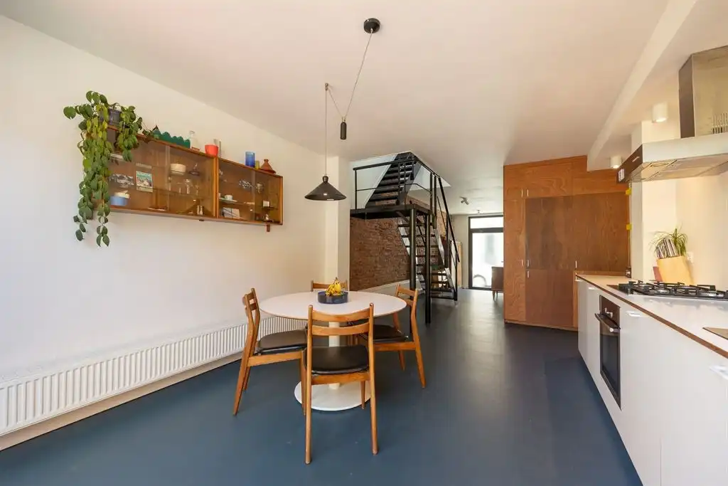 Piekfijn gerenoveerd huis met zonnige stadstuin vlakbij Park Spoor Noord  foto 2