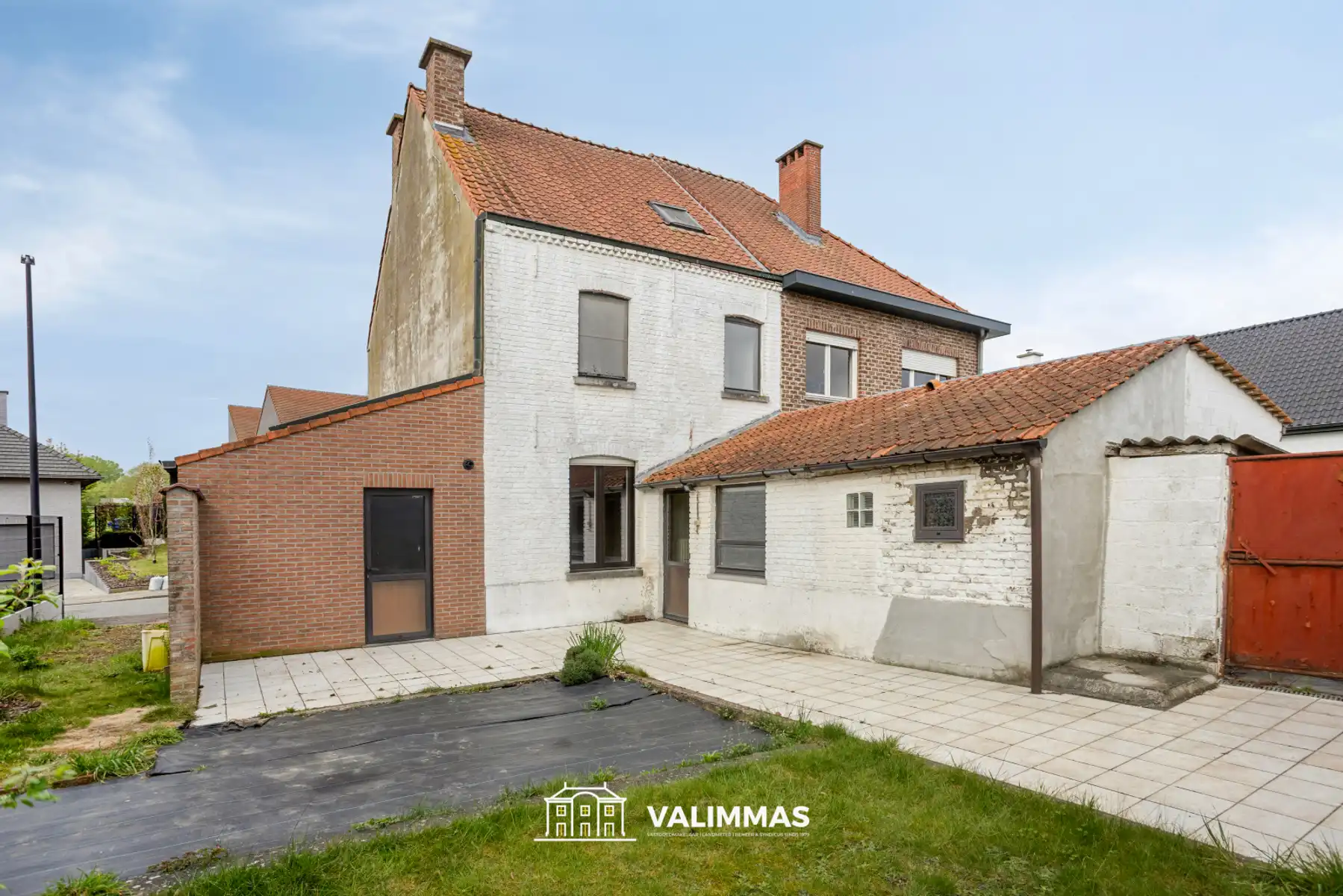 Een driegevelwoning met garage en grote tuin, op ± 26 are ! foto 18