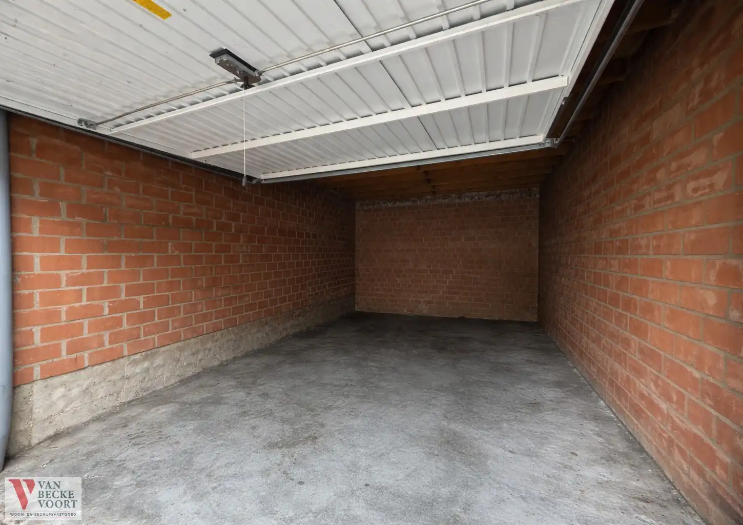 Garagebox op centrale ligging Vuurtorenwijk – Oostende foto {{pictureIndex}}