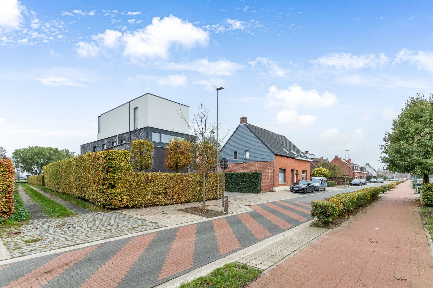 Mooi stuk weiland met 4 paardenstallen van 4570m²  te koop in Hoevenen foto 5