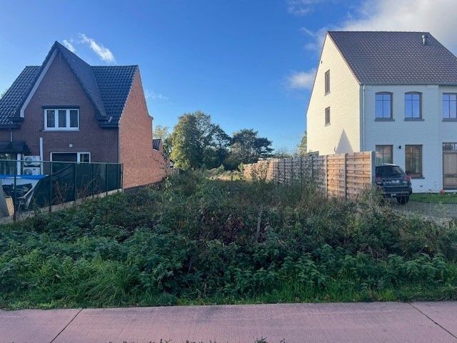 Ruim perceel van 10a08ca voor halfopen bebouwing in Zonhoven foto {{pictureIndex}}