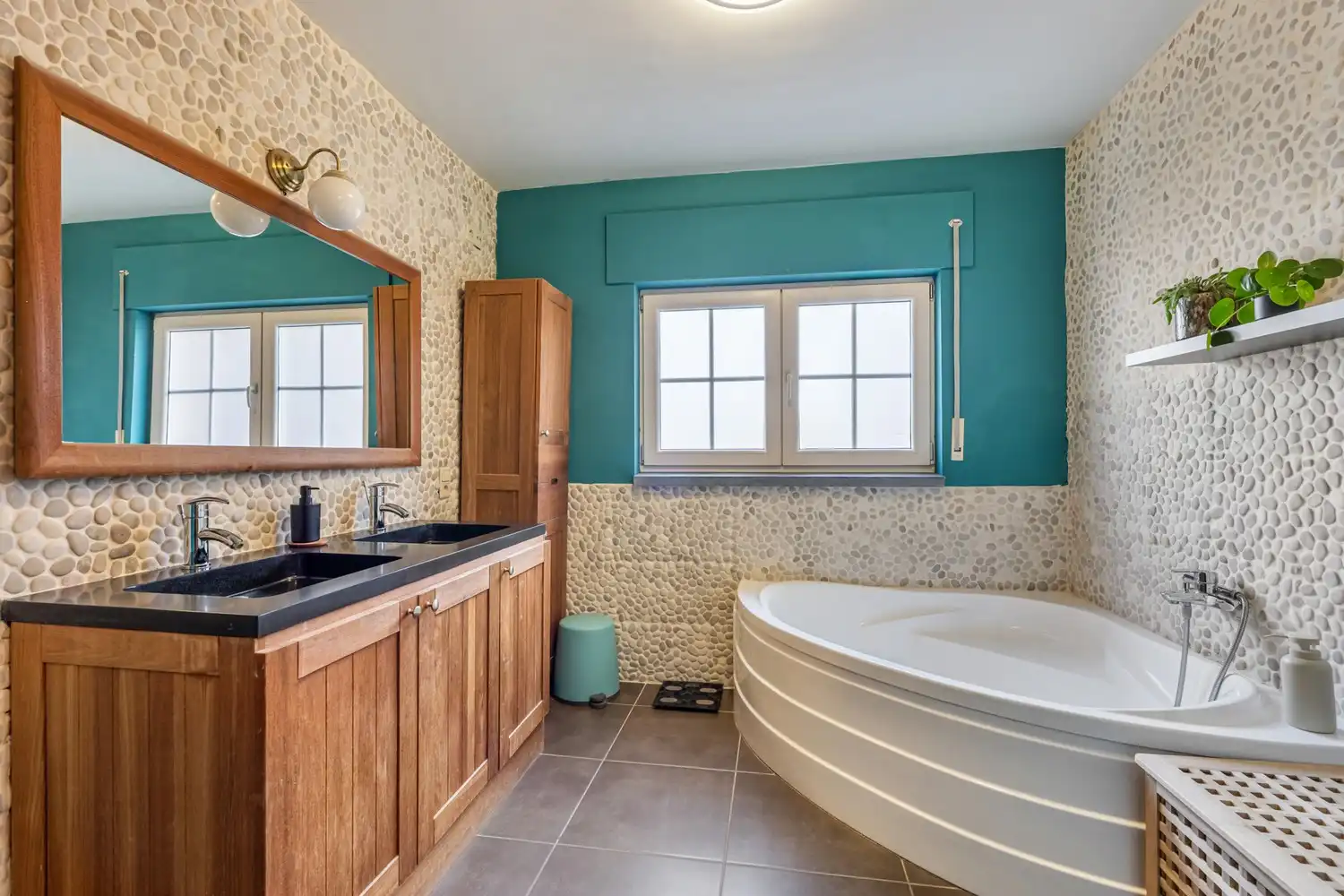 Goed gelegen, halfopen en energiezuinige woning met 3 slaapkamers, een bureau en een oprit met een garage te Kessel-Lo! foto 17