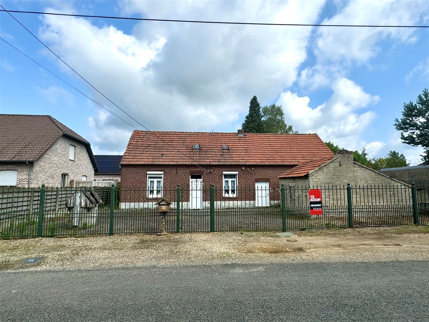 Hoofdfoto van de publicatie: Woning gelegen op een uitzonderlijk ruim perceel van 28a 30ca op een toplocatie in een rustige en groene omgeving te Neeroeteren. Eveneens projectmogelijkheid met potentieel tot omvorming naar 2 open bebouwingen! 