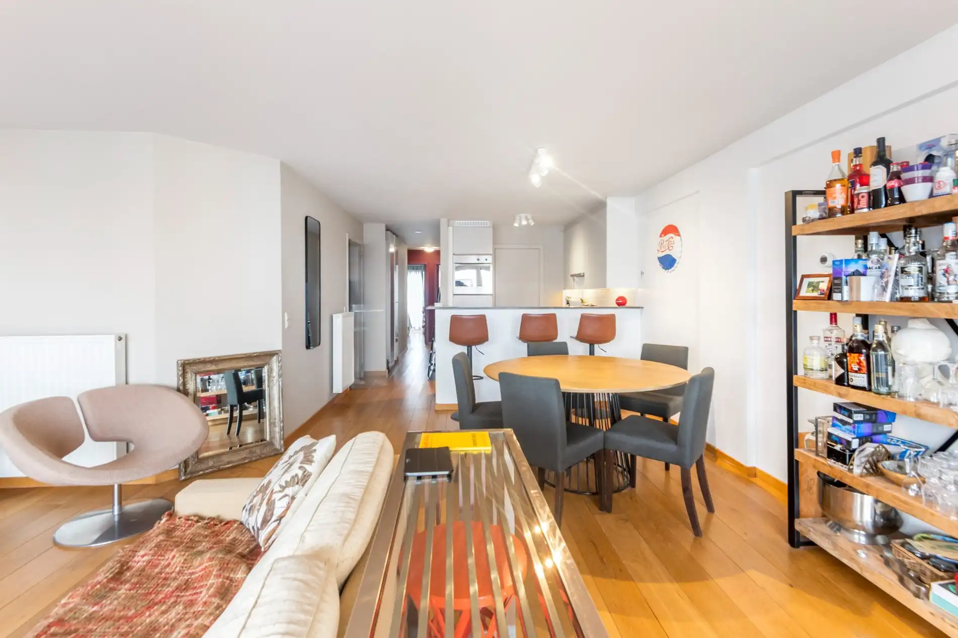 Recent en modern appartement met 2 slpk. gelegen op de belangrijkste winkelstraat van Knokke op wandelafstand van de zeedijk.  foto 7