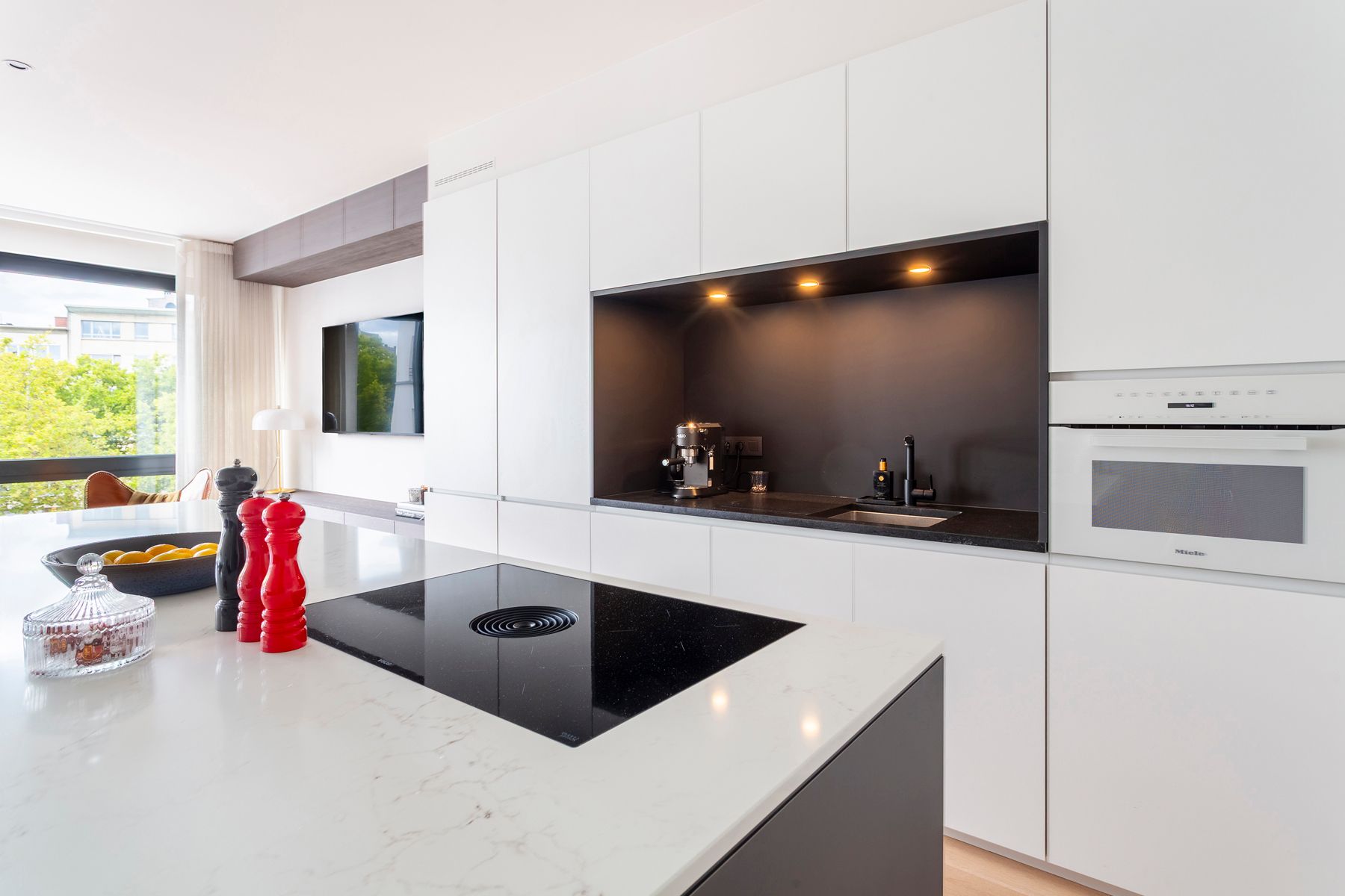 Stijlvol tweeslaapkamer appartement met terras nabij Zuid foto 5