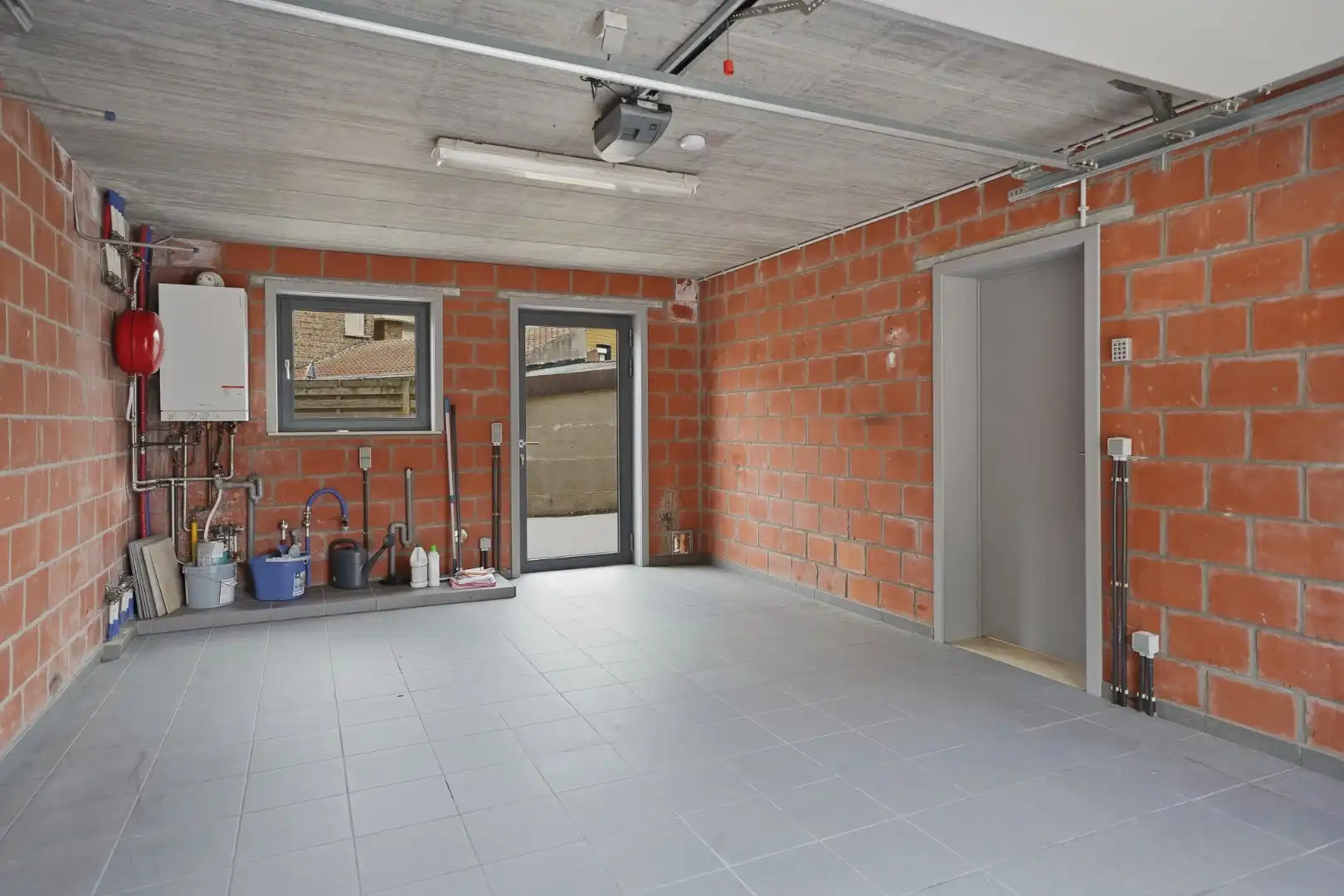 Instapklare rijwoning met garage op toplocatie in hartje Sint-Michiels foto 10