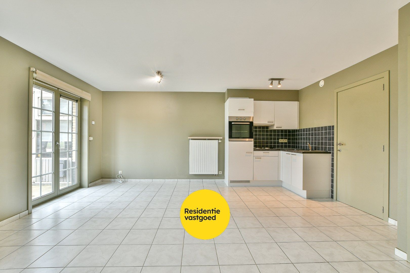 Modern gelijkvloers appartement met 2 slaapkamers– op slechts 500m van strand en zee! foto 3