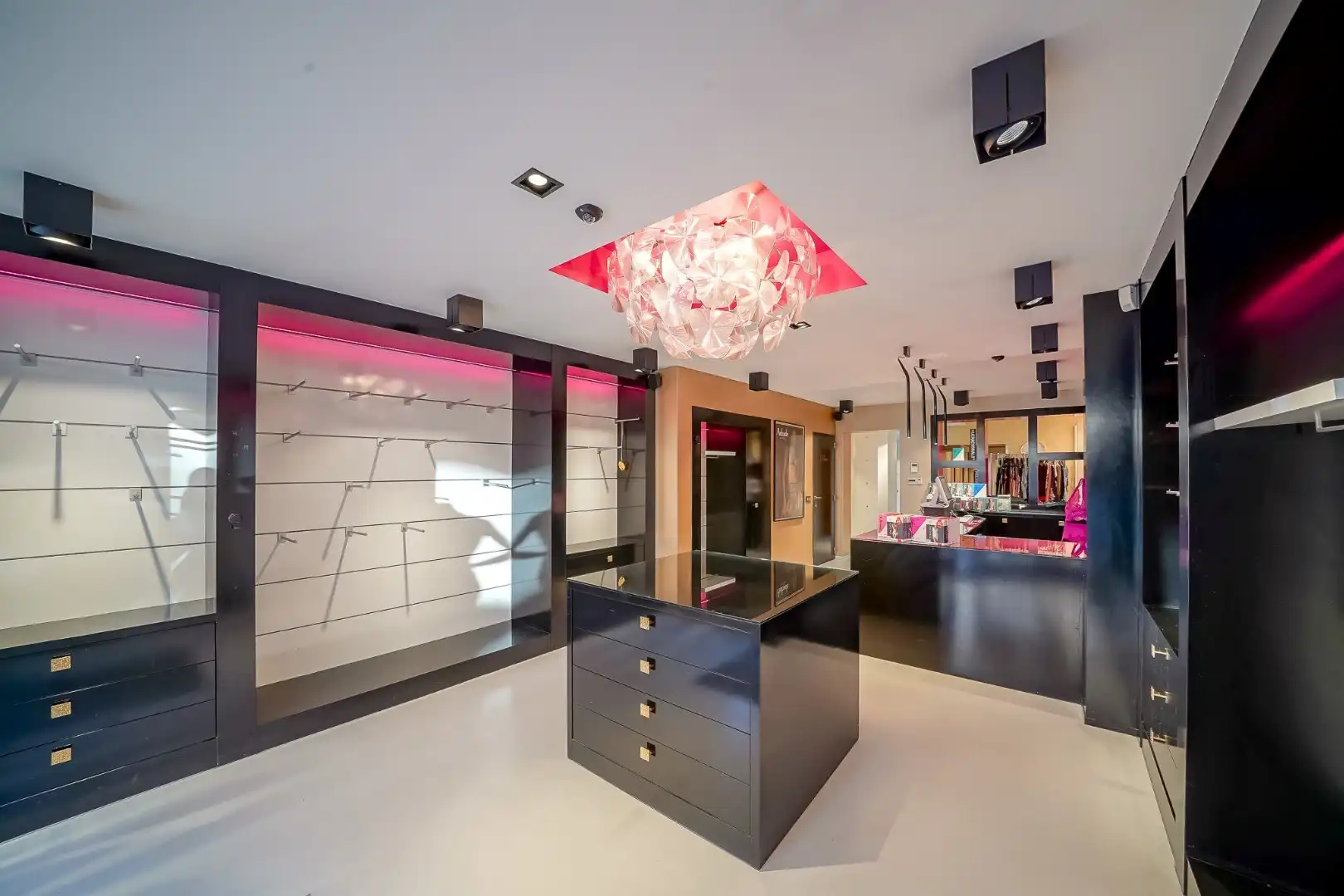 Ruime eengezinswoning in centrum Oudenburg met handelsruimte op gelijkvloers. foto 23