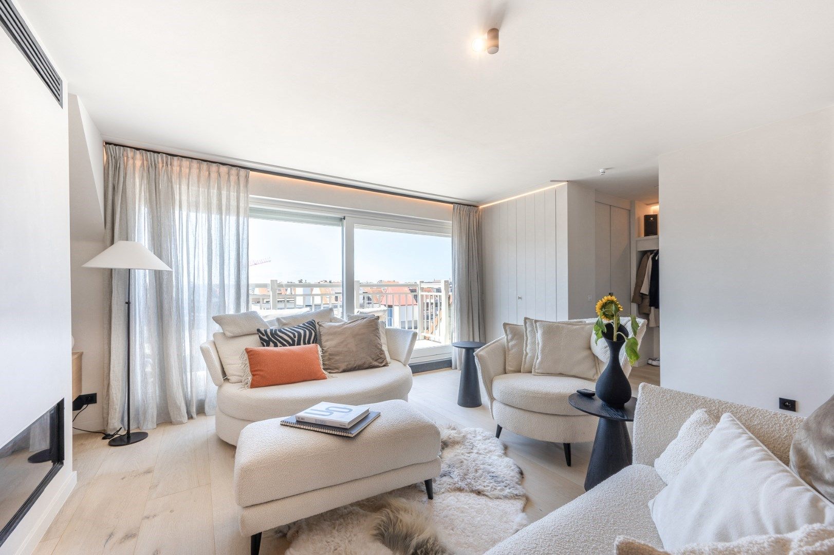 Luxueus gerenoveerd duplex dakappartement met mooie zonneterrassen gelegen in het centrum van Knokke. foto 3