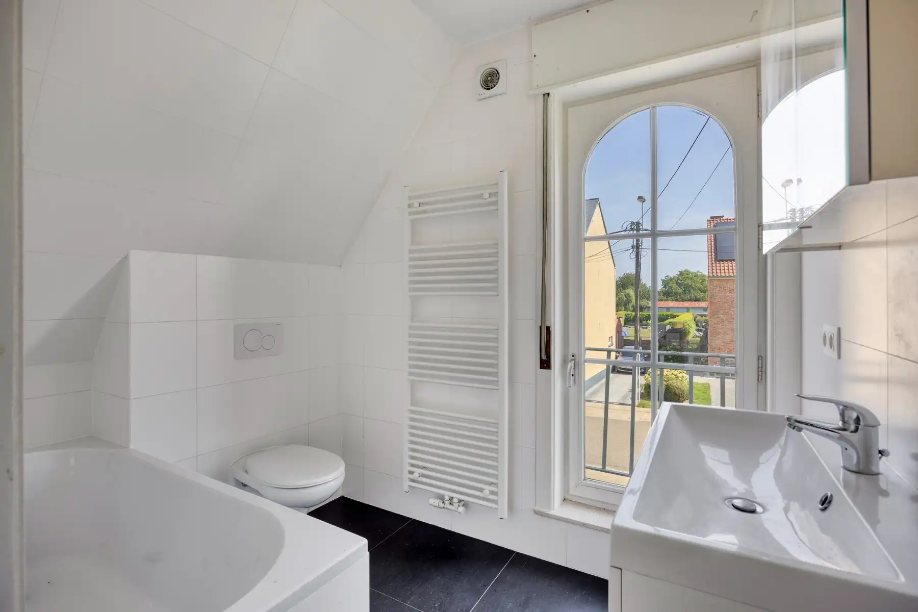 Karaktervolle woning met terras en grote tuin. foto 14