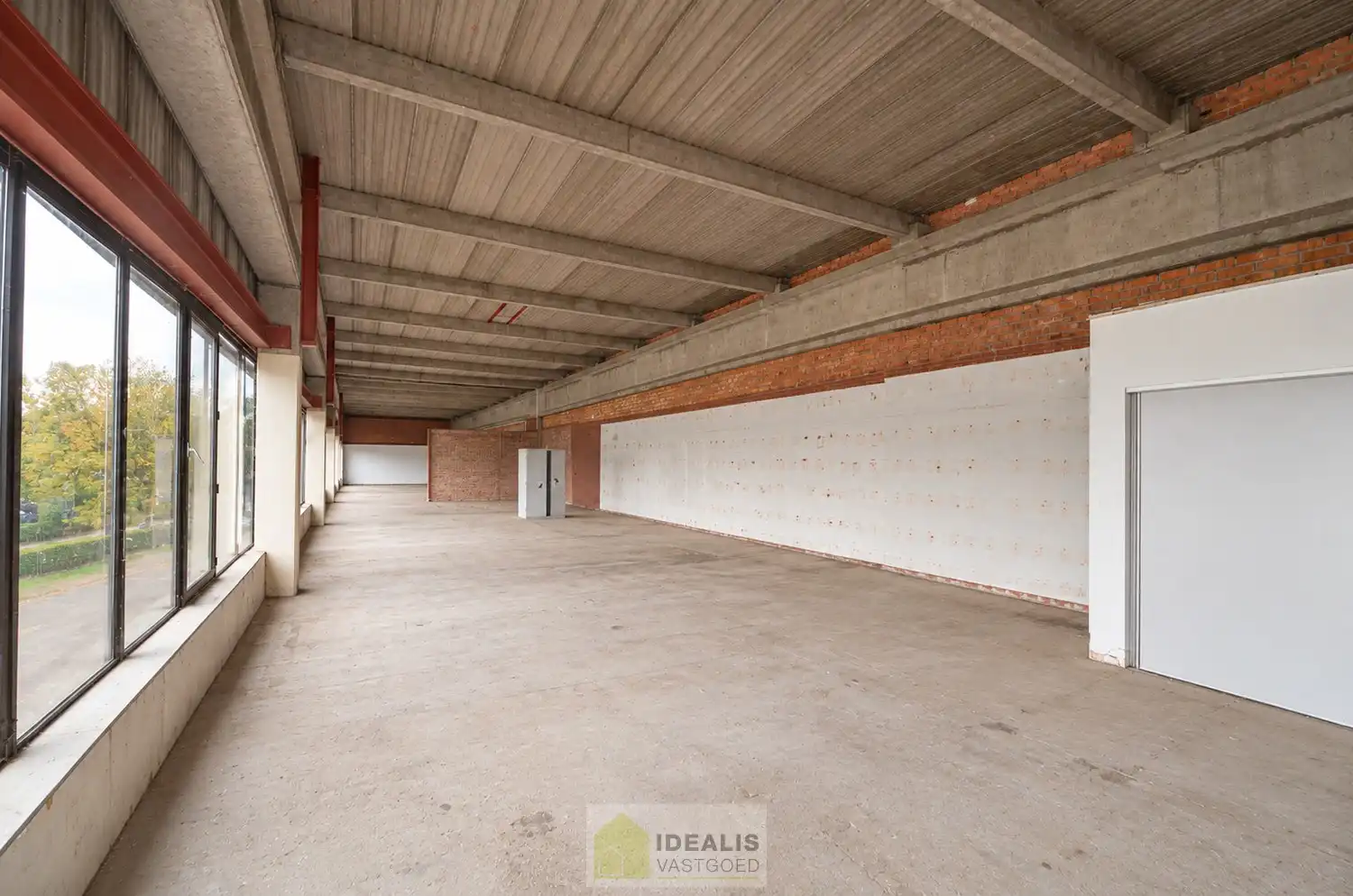 IDEALIS VASTGOED - UITZONDERLIJK RUIME NOG AF TE WERKEN KANTOORRUIMTE VAN MAAR LIEFST 408 M² OP STRATEGISCHE LOCATIE IN INDUSTRIEZONE LANKLAAR MET ZEER RUIME PARKEERGELEGENHEID! – Deze kantoorruimte omvat de volledige eerste verdieping van een bedrijfsgebouw en wordt aangeboden in casco staat, waarbij de toekomstige huurder de mogelijkheid heeft om de ruimtes volledig naar eigen wens en behoeften af te werken en in te delen. Verfraaiingswerken aan de gevel en het plaatsen van nieuwe glaspartijen zijn nog door en voor rekening van de verhuurder. Het pand geniet bovendien een uitstekende bereikbaarheid dankzij de nabijheid van de N75 en de autosnelweg E314, alsook van zeer ruime parkeergelegenheid! foto 13