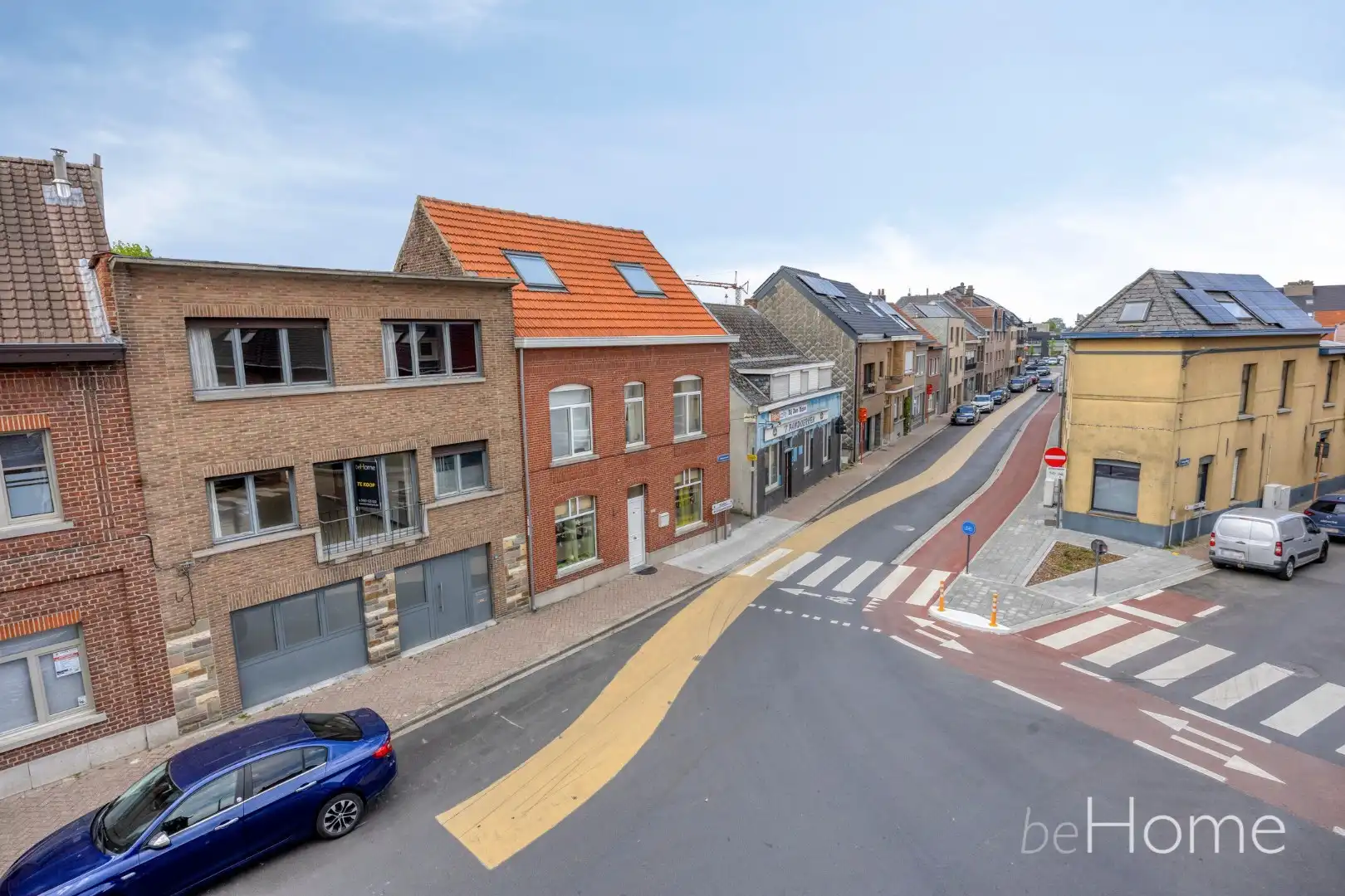 TE KOOP - Ruime 2-gevelwoning met praktijkruimte en uitzonderlijk potentieel in het hart van Merchtem foto 3