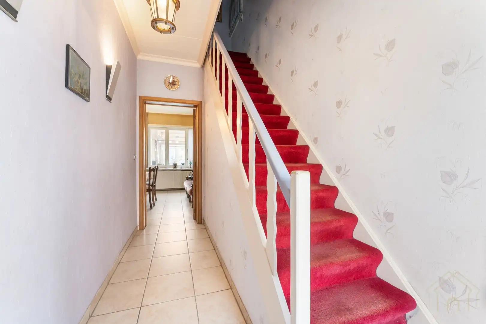 Halfopen gezinswoning met 5 slaapkamers en diepe tuin met uitweg foto 12