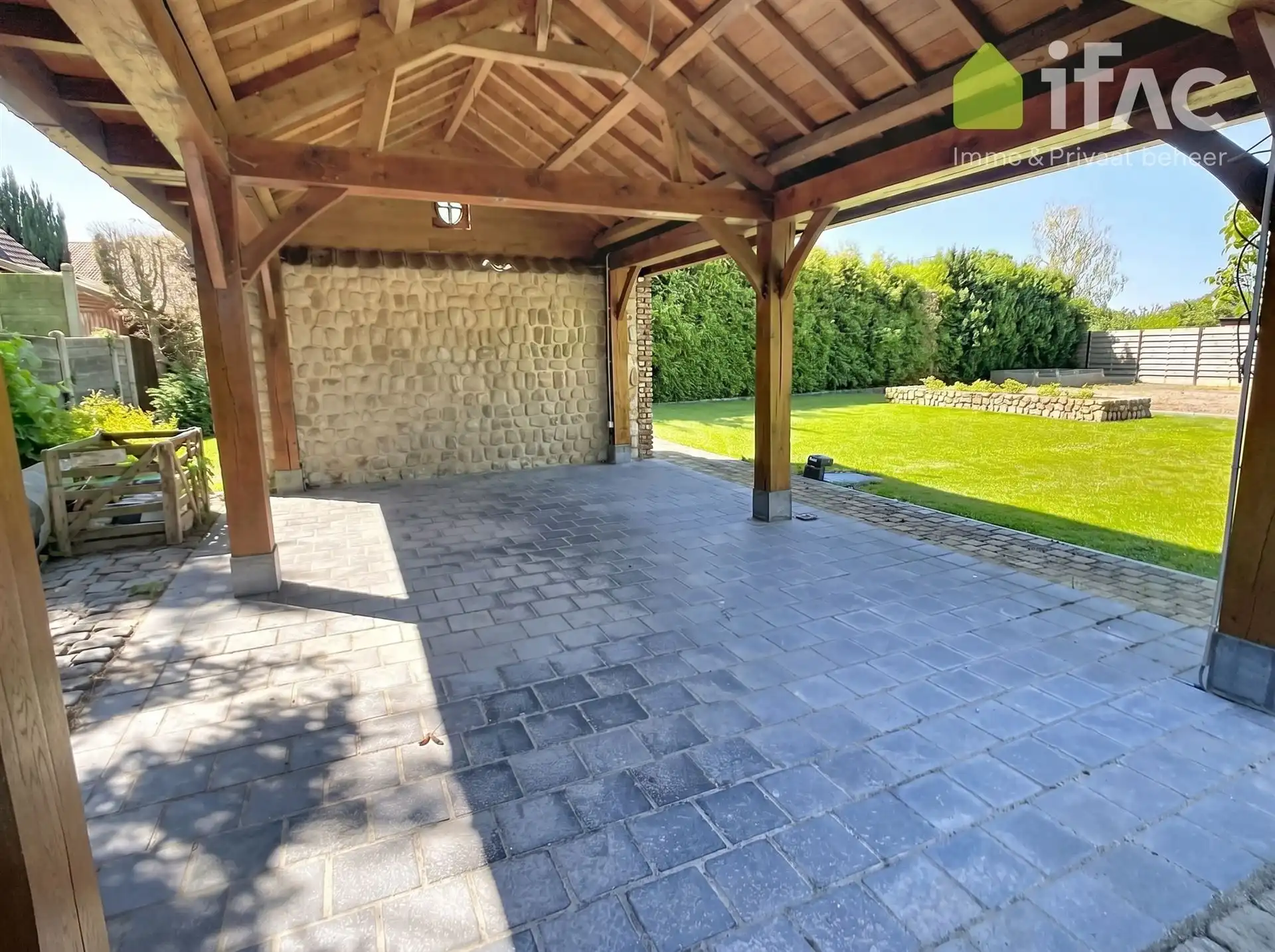 Heel ruime woning met 4 slpks, leefveranda, 54 zonnepanelen foto 4