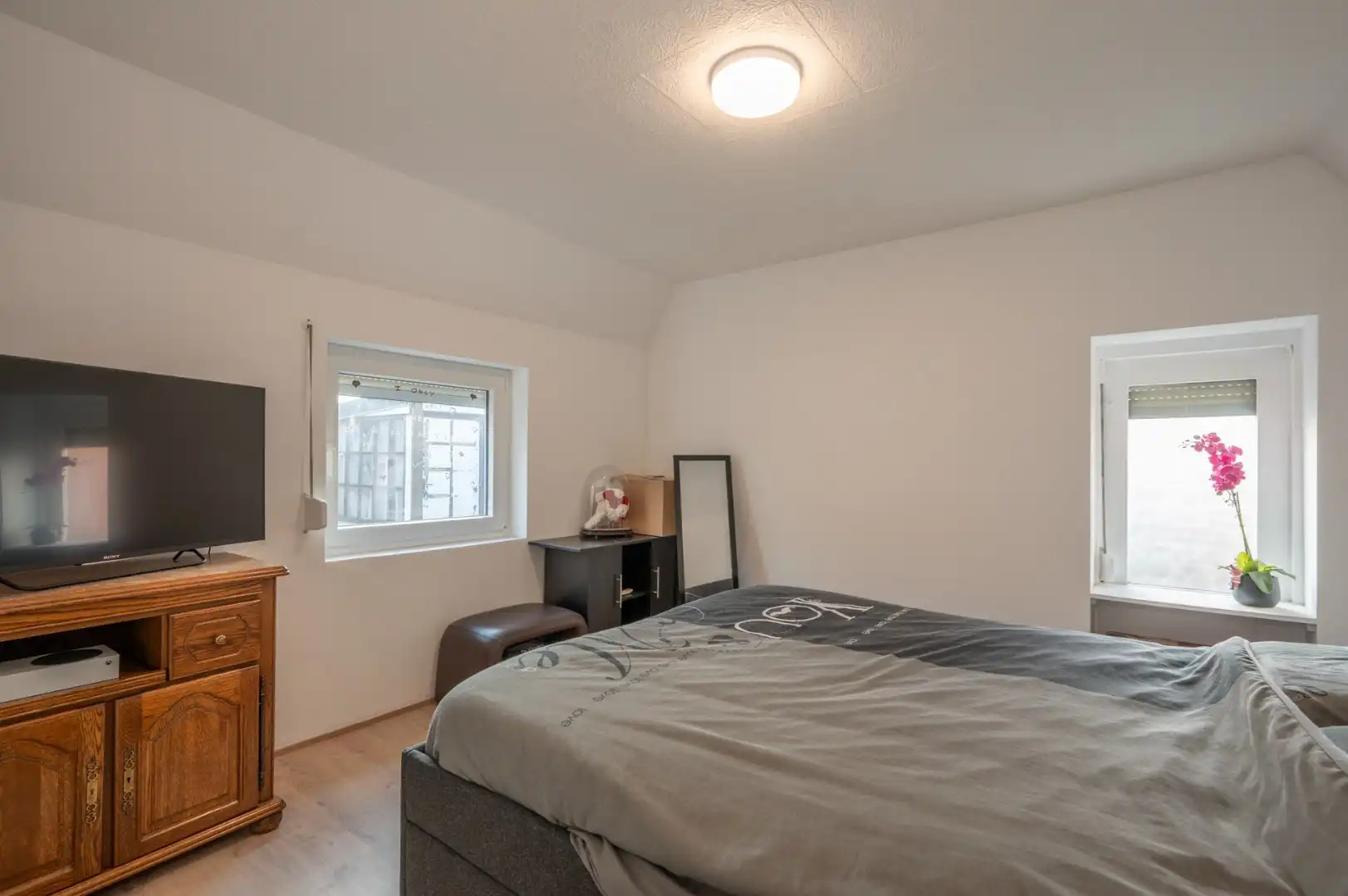 Gelijkvloerse woonst met grote tuin en garage te Sijsele. foto 10