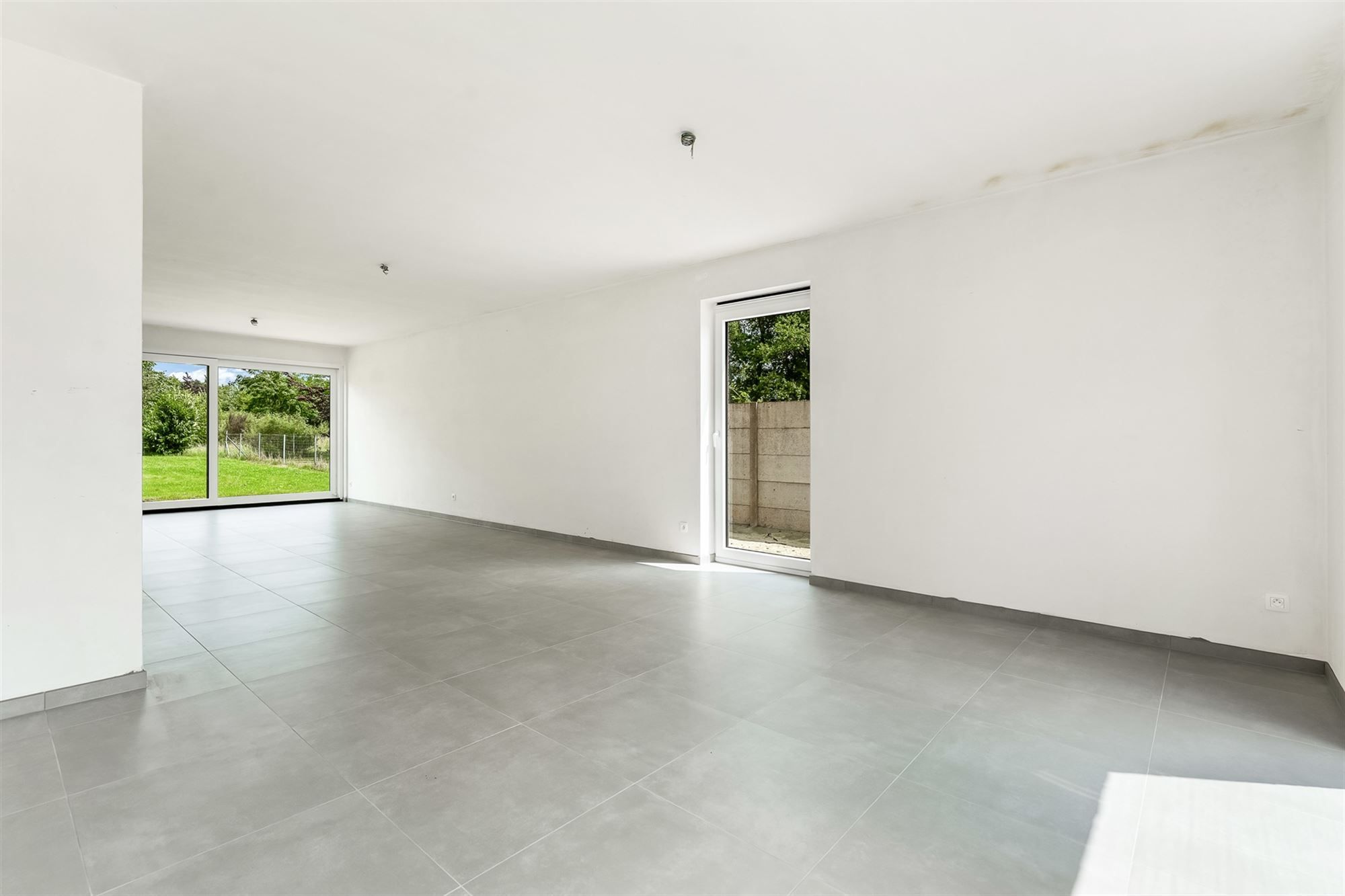 VOLLEDIG AFGEWERKTE NIEUWBOUWWONING IN DOODLOPENDE STRAAT foto 6