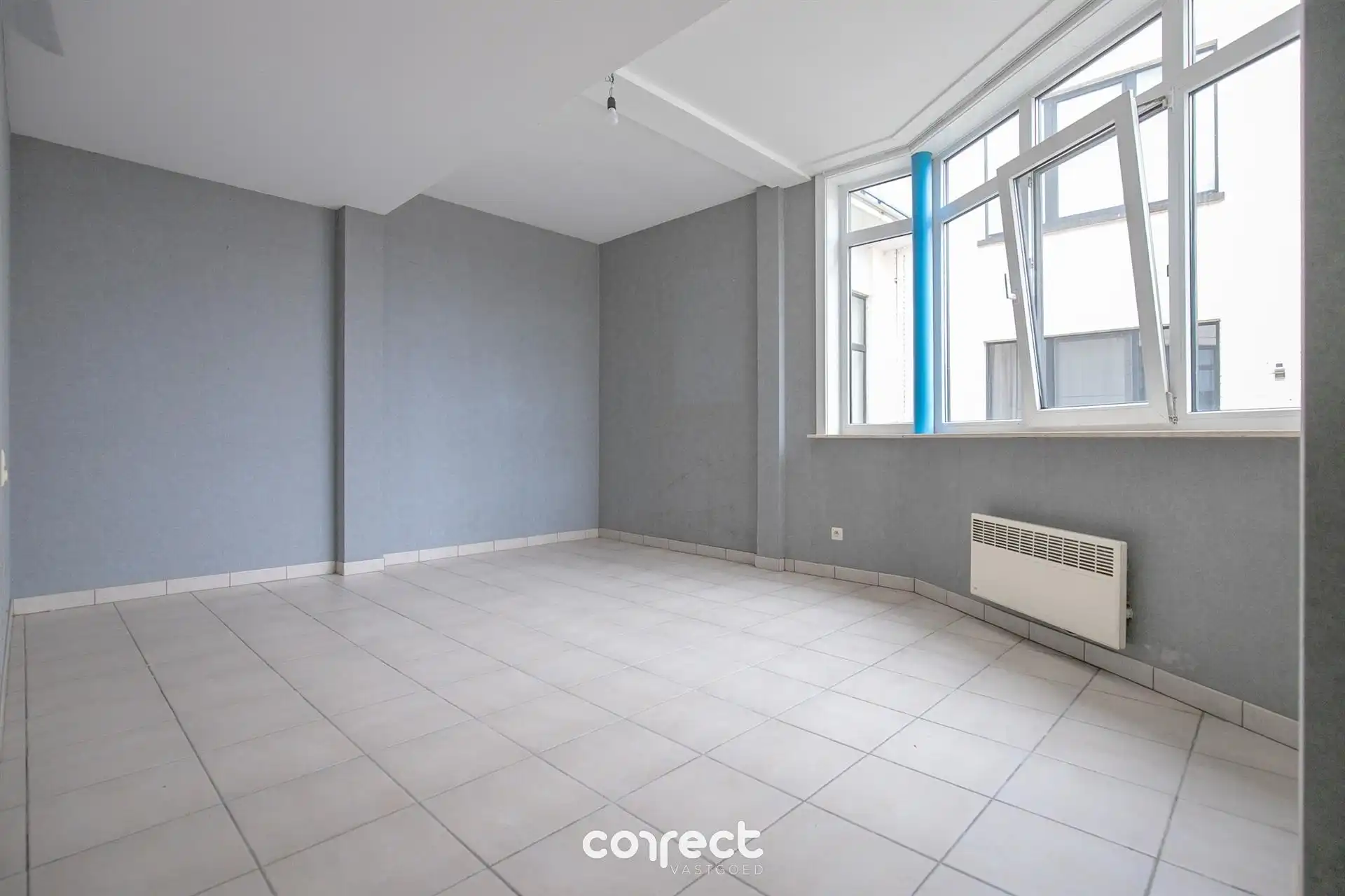 Op te frissen gelijkvloers appartement met 2 slaapkamers. foto 5