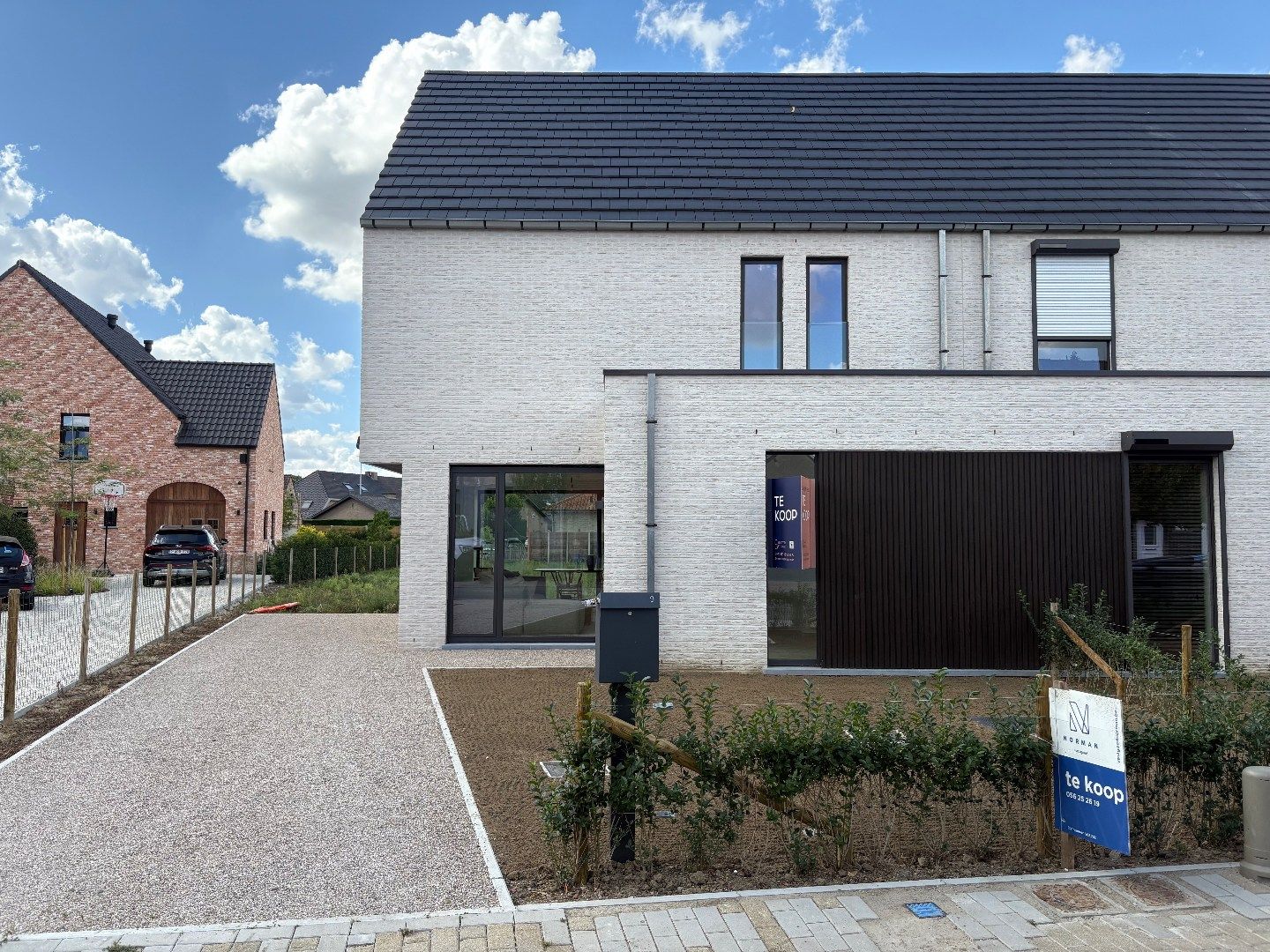 Nieuwbouwwoning met grote tuin, gelegen in het woonproject Lijstergalm in Kuurne. foto {{pictureIndex}}