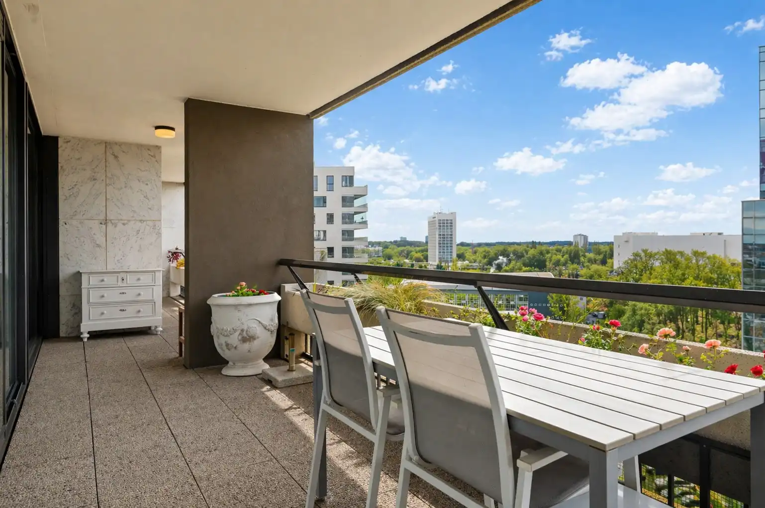 Gezellig, instapklaar appartement 141m² + 26m² terras foto 4