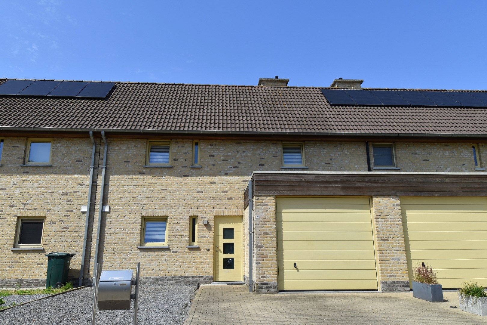 Rustig gelegen gezinswoning met 3 slaapkamers, garage en zonnige tuin te Heule foto {{pictureIndex}}