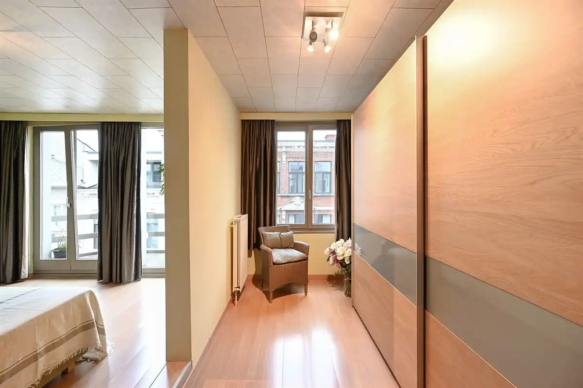 Mooie en gerenoveerde woning in populaire straat te Borgerhout foto 12