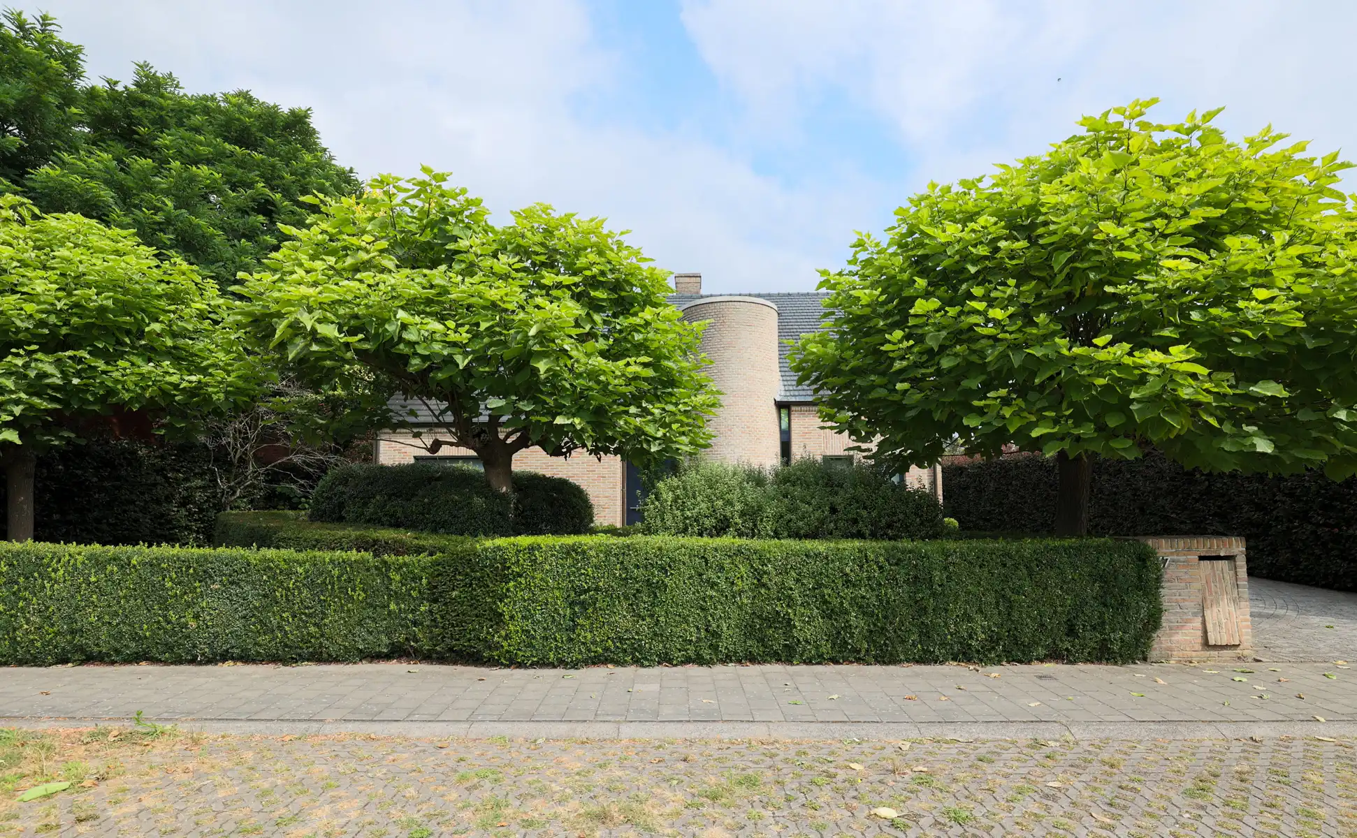 Een warme thuis, omringd door groen foto {{pictureIndex}}