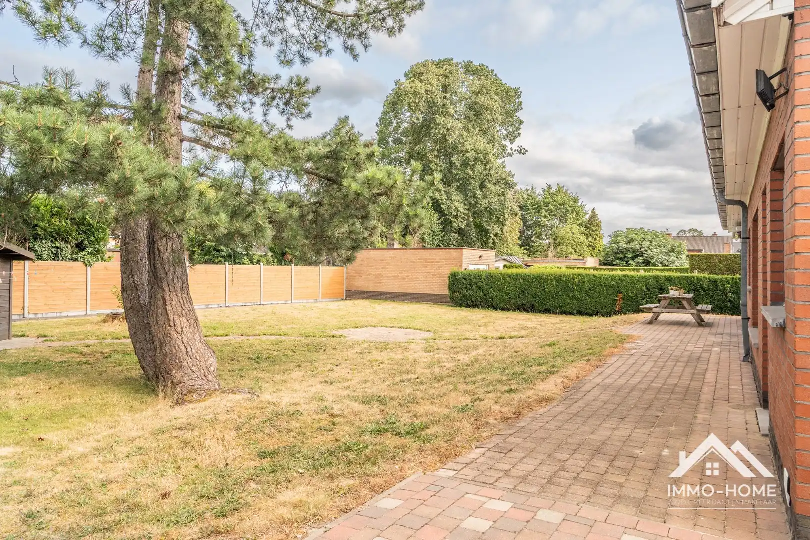Vrijstaande bungalow met een ruime grond op een topligging!  foto 3