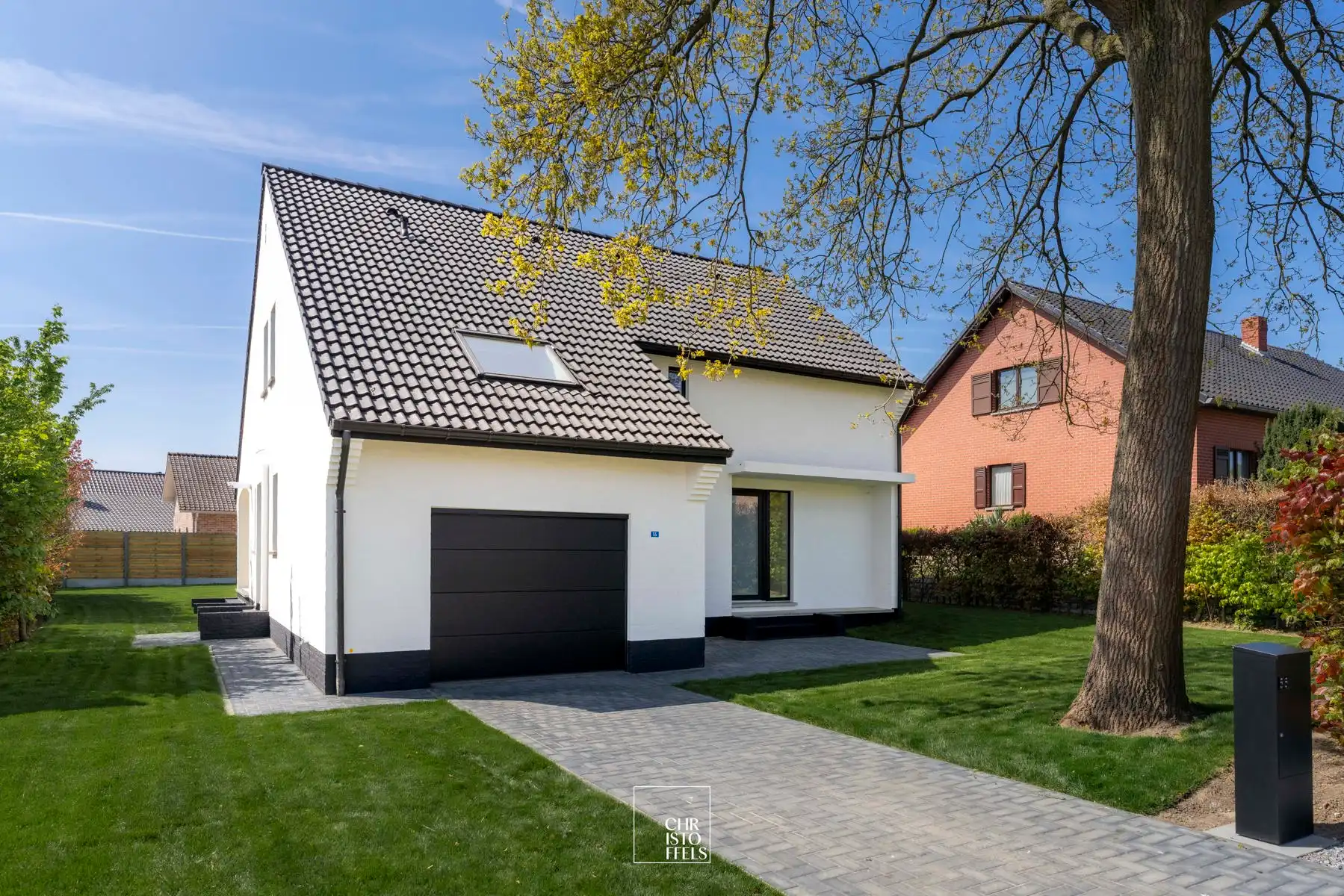 Ruime, volledig gerenoveerde gezinswoning met tuin op een ideale locatie! foto {{pictureIndex}}