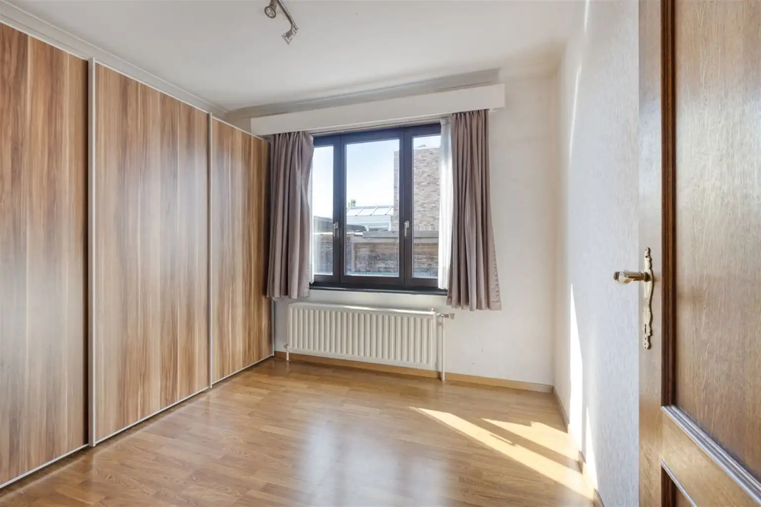 Vrijstaande woning met 3 slaapkamers, ruime tuin en garages op een riant perceel van 9a18ca, rustig gelegen nabij het centrum van Maaseik.  foto 15