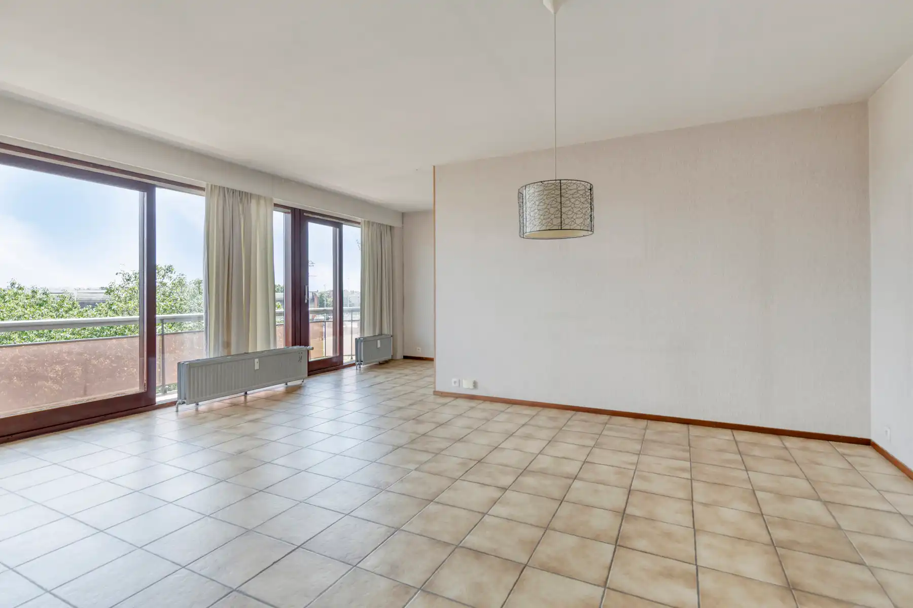 Ruim appartement met 2 slaapkamers, terras en kelder foto {{pictureIndex}}