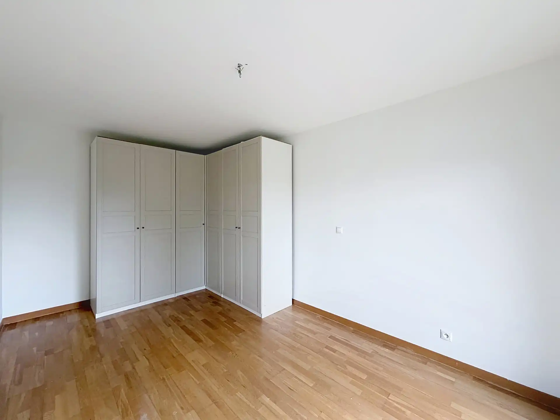 Gerenoveerd appartement met 2 slaapkamers + parkeerplaats foto 14