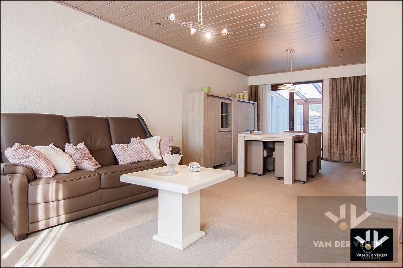Charmante en verzorgde rijwoning met gezellig stadstuintje en 2 parkeerplaatsen in hartje Runkst foto 5