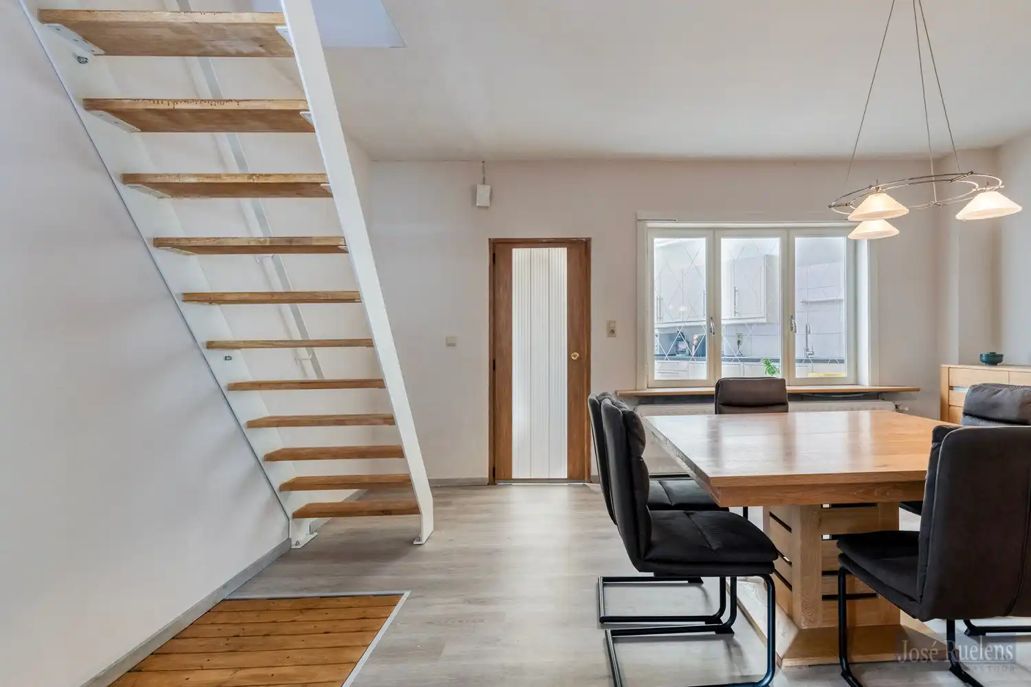 Goede gelegen gezinswoning met zij-ingang en grote tuin. foto 7