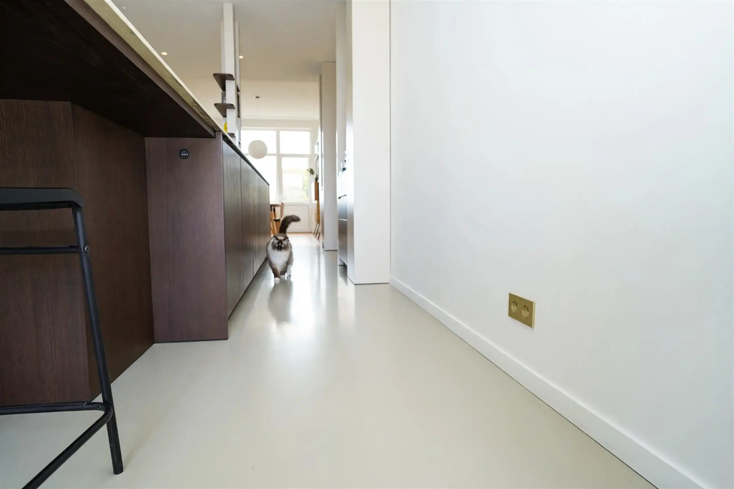 Architecturaal appartement met uitzicht op de boomkruinen foto 17