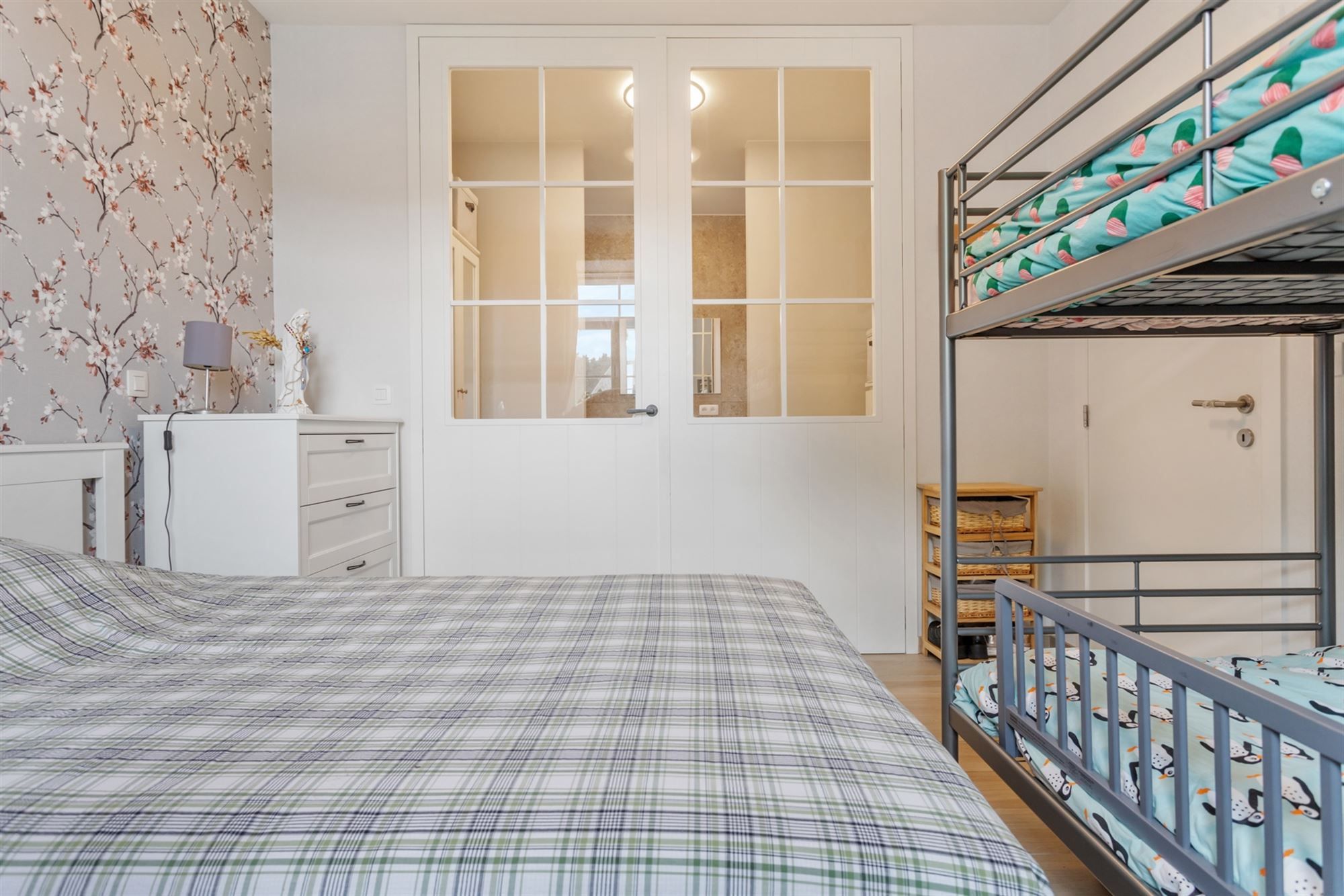 RECENT GELIJKVLOERS APPARTEMENT MET BIJHOREND TERRAS EN RUIME PRIVATE TUIN GELEGEN TE MEERHOUT foto 16