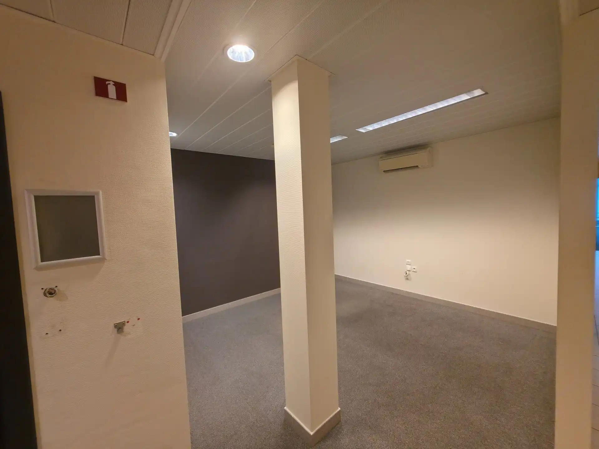 Handelspand/kantoor van 372m² in het hart van Denderhoutem foto 11