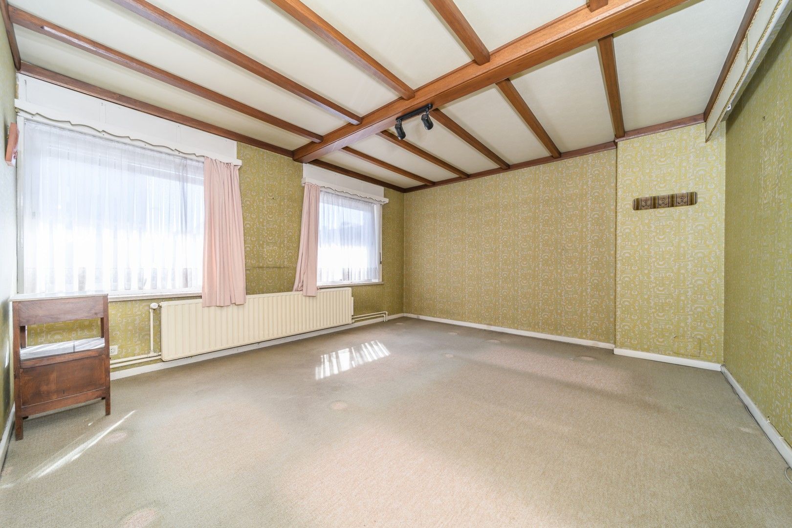 Centraal gelegen, ruime te renoveren gezinswoning foto 22