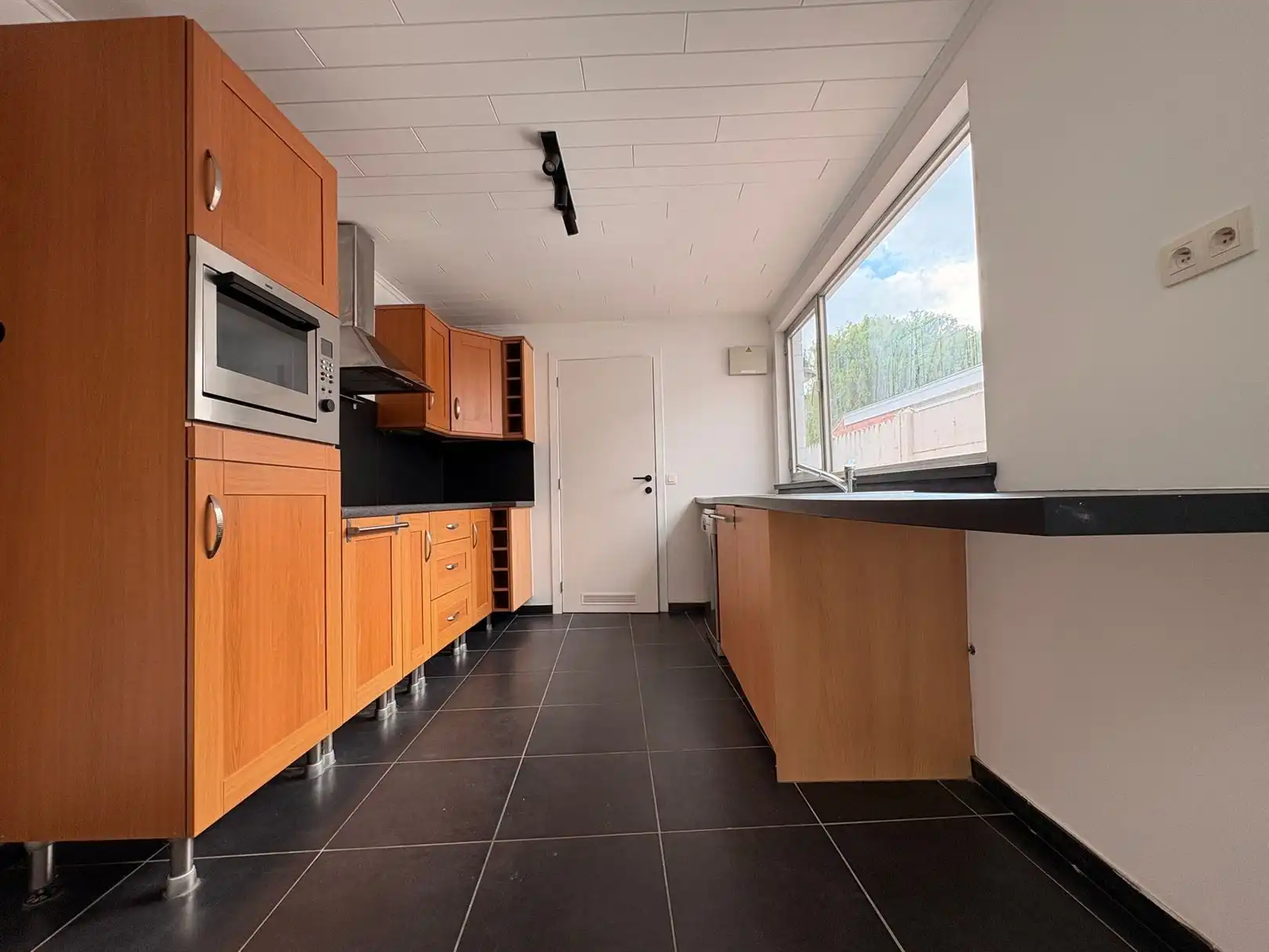 Gerenoveerde rijwoning met tuin foto 12