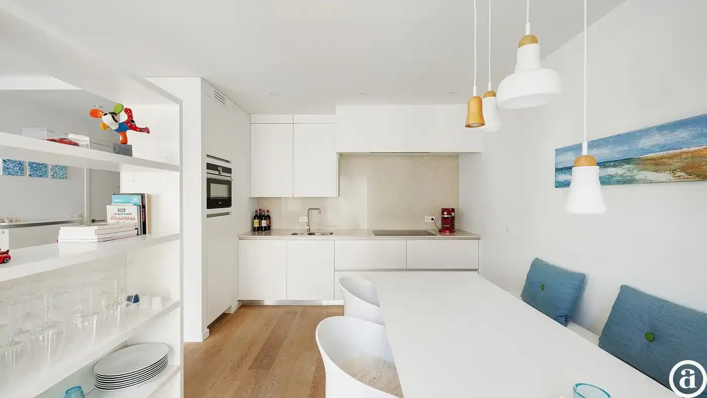 Modern 1-slaapkamerappartement met balkon op toplocatie foto 10