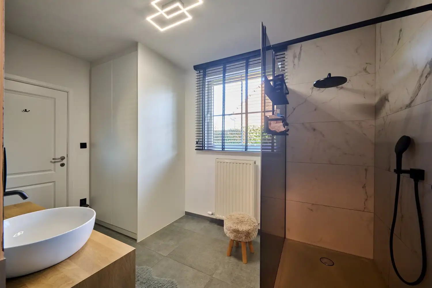 Prachtige instapklare villa met heerlijke leefruimtes voorzien van alle comfort, 4 slaapkamers, 3 badkamers, een perfect aangelegde tuin in alle privacy foto 9