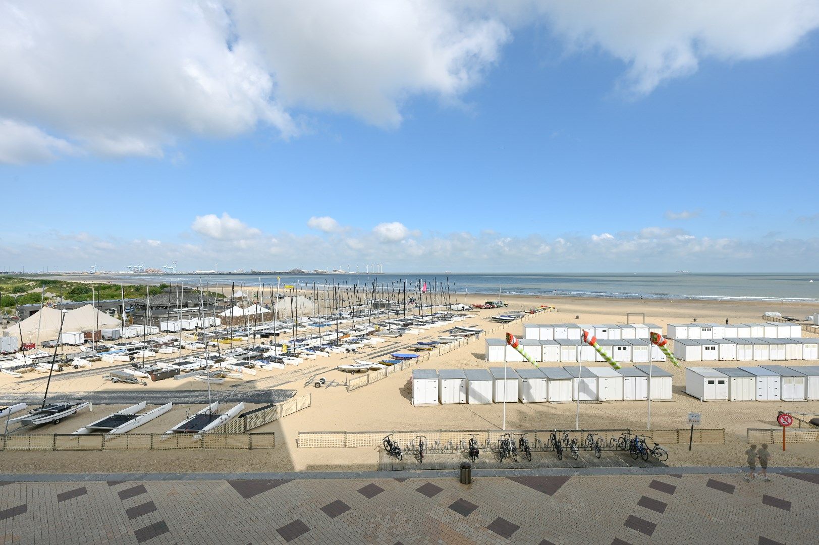 Frontaal zeezicht appartement op een centrale ligging te Duinbergen, recent gebouwde residentie foto 2