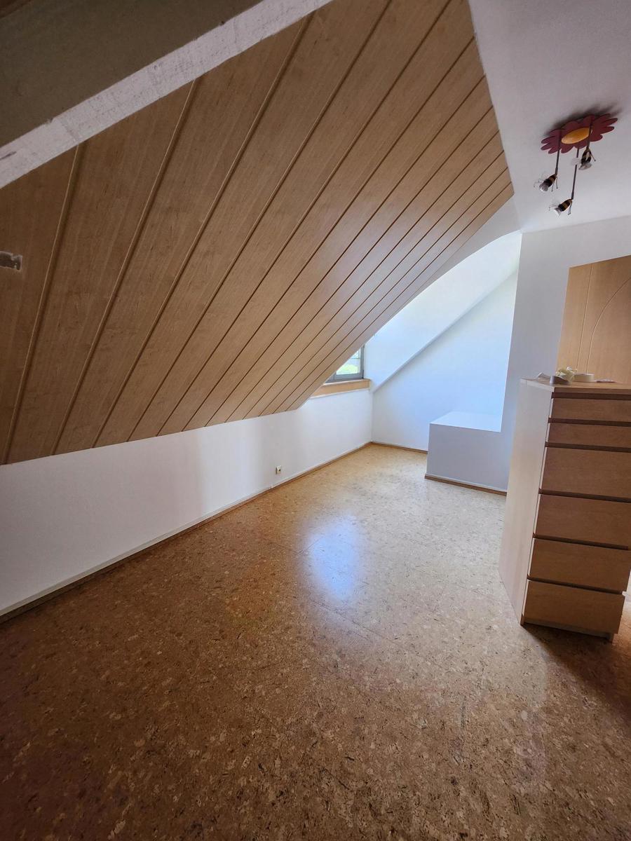 Ruime op te frissen villa met zicht op de weides met tof bijgebouw foto 17