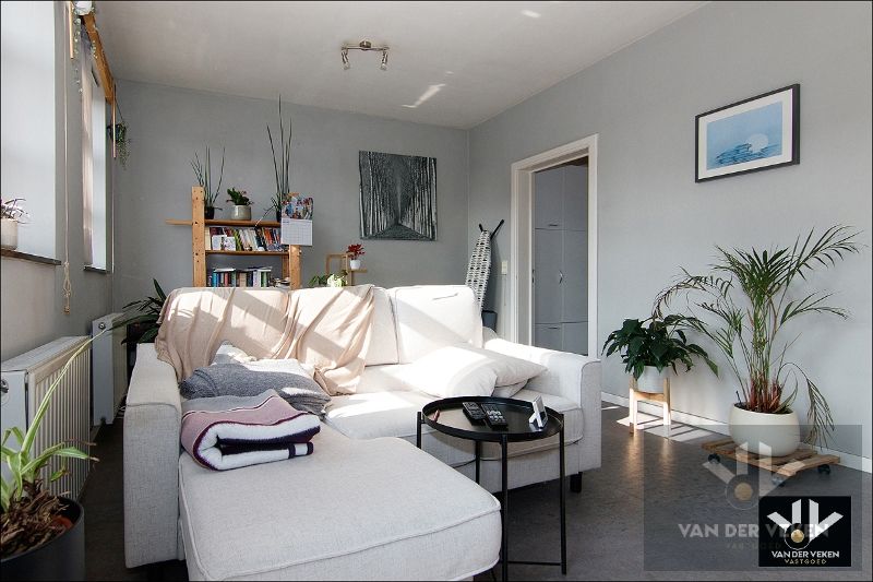 Opbrengsteigendom bestaande uit twee handelsgelijkvloersen (feestzaal/dienstencentrum en een kantoorruimte) en een duplexappartement op interessante zichtlocatie in het centrum van Paal (Beringen), op een steenworp van het op- en afrittencomplex van de autosnelweg E313! foto 26